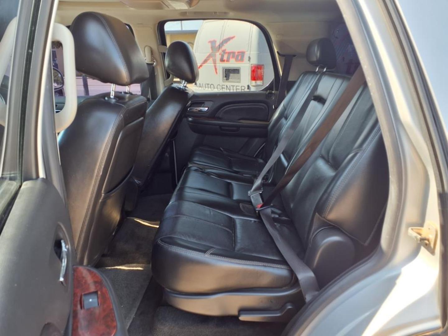 2010 Silver Lining Cadillac Escalade Luxury (1GYUKBEF7AR) with an 6.2L 6.2L Flex Fuel V8 403hp 417ft. lbs. Sequential-Port F.I. engine, 6-Speed Shiftable Automatic transmission, located at 1401 N. Hobart, Pampa, TX, 79065, (806) 665-9872, 35.549953, -100.975098 - Photo#13