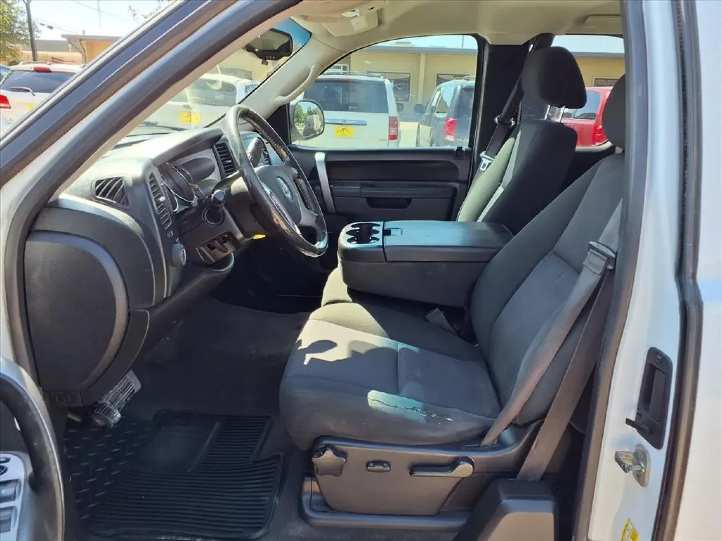 2013 Summit White Chevrolet SILVERADO 1500 LT (1GCRKSE70DZ) with an 5.3L engine, Automatic transmission, located at 1401 N. Hobart, Pampa, TX, 79065, (806) 665-9872, 35.549953, -100.975098 - Are you ready to embark on your next adventure? Whether you're planning a weekend getaway with friends, tackling your daily commute, or hauling gear for your home projects, the 2013 Chevrolet Silverado 1500 LT Extended Cab is the perfect companion. With its robust performance and spacious interior, - Photo#11