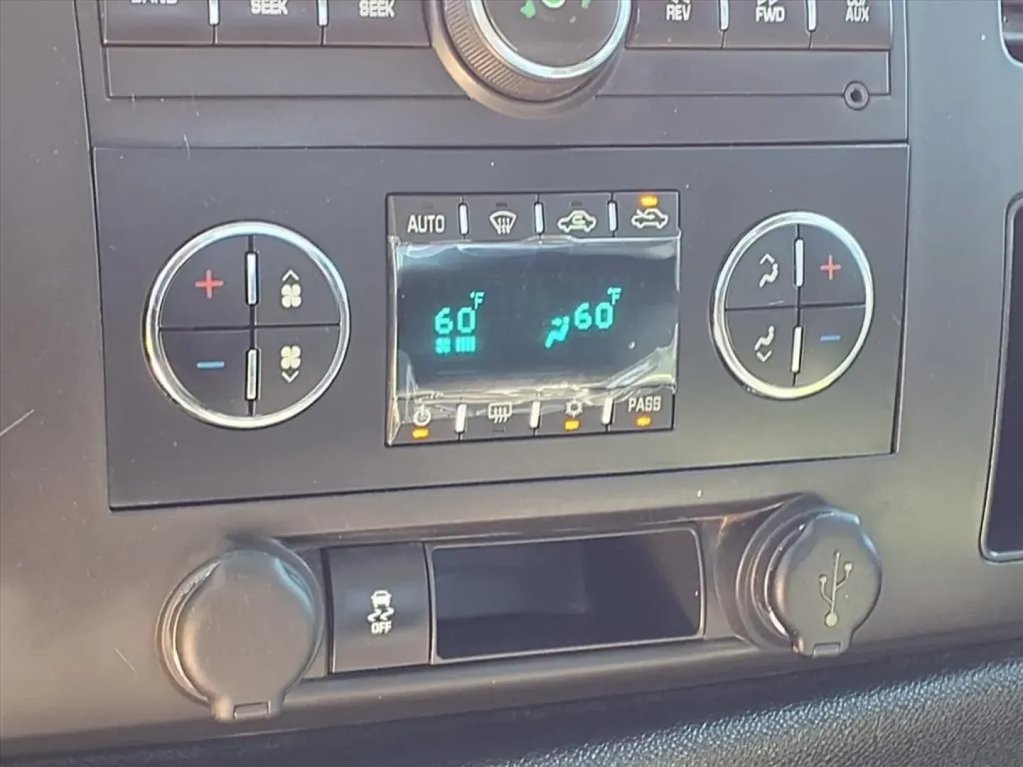 2013 Summit White Chevrolet Silverado 1500 LT Ext. Cab 4WD (1GCRKSE70DZ) with an Other engine, Automatic transmission, located at 1401 N. Hobart, Pampa, TX, 79065, (806) 665-9872, 35.549953, -100.975098 - Are you ready to embark on your next adventure? Whether you're planning a weekend getaway with friends, tackling your daily commute, or hauling gear for your home projects, the 2013 Chevrolet Silverado 1500 LT Extended Cab is the perfect companion. With its robust performance and spacious interior, - Photo#6