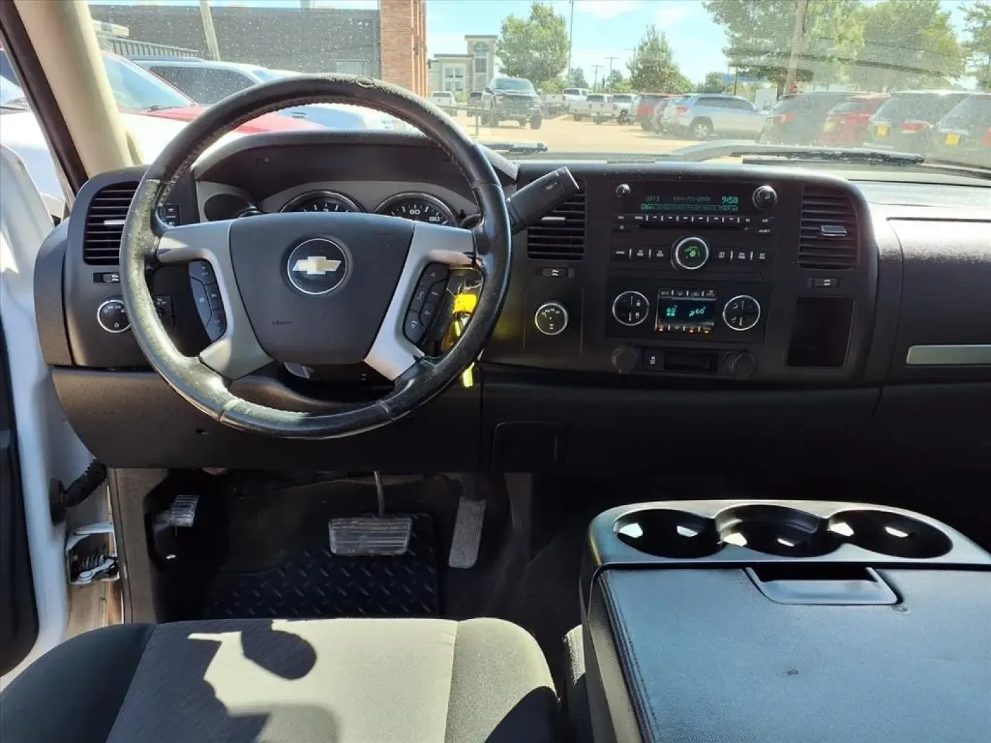 2013 Summit White Chevrolet Silverado 1500 LT Ext. Cab 4WD (1GCRKSE70DZ) with an Other engine, Automatic transmission, located at 1401 N. Hobart, Pampa, TX, 79065, (806) 665-9872, 35.549953, -100.975098 - Are you ready to embark on your next adventure? Whether you're planning a weekend getaway with friends, tackling your daily commute, or hauling gear for your home projects, the 2013 Chevrolet Silverado 1500 LT Extended Cab is the perfect companion. With its robust performance and spacious interior, - Photo#10