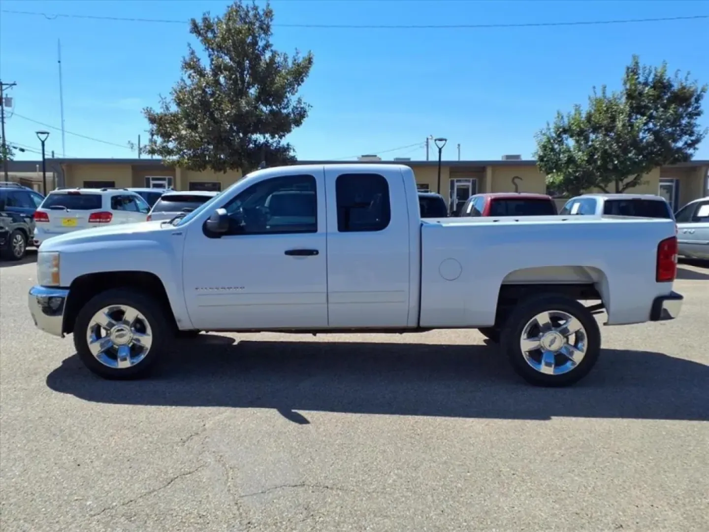 2013 Summit White Chevrolet Silverado 1500 LT Ext. Cab 4WD (1GCRKSE70DZ) with an Other engine, Automatic transmission, located at 1401 N. Hobart, Pampa, TX, 79065, (806) 665-9872, 35.549953, -100.975098 - Are you ready to embark on your next adventure? Whether you're planning a weekend getaway with friends, tackling your daily commute, or hauling gear for your home projects, the 2013 Chevrolet Silverado 1500 LT Extended Cab is the perfect companion. With its robust performance and spacious interior, - Photo#4