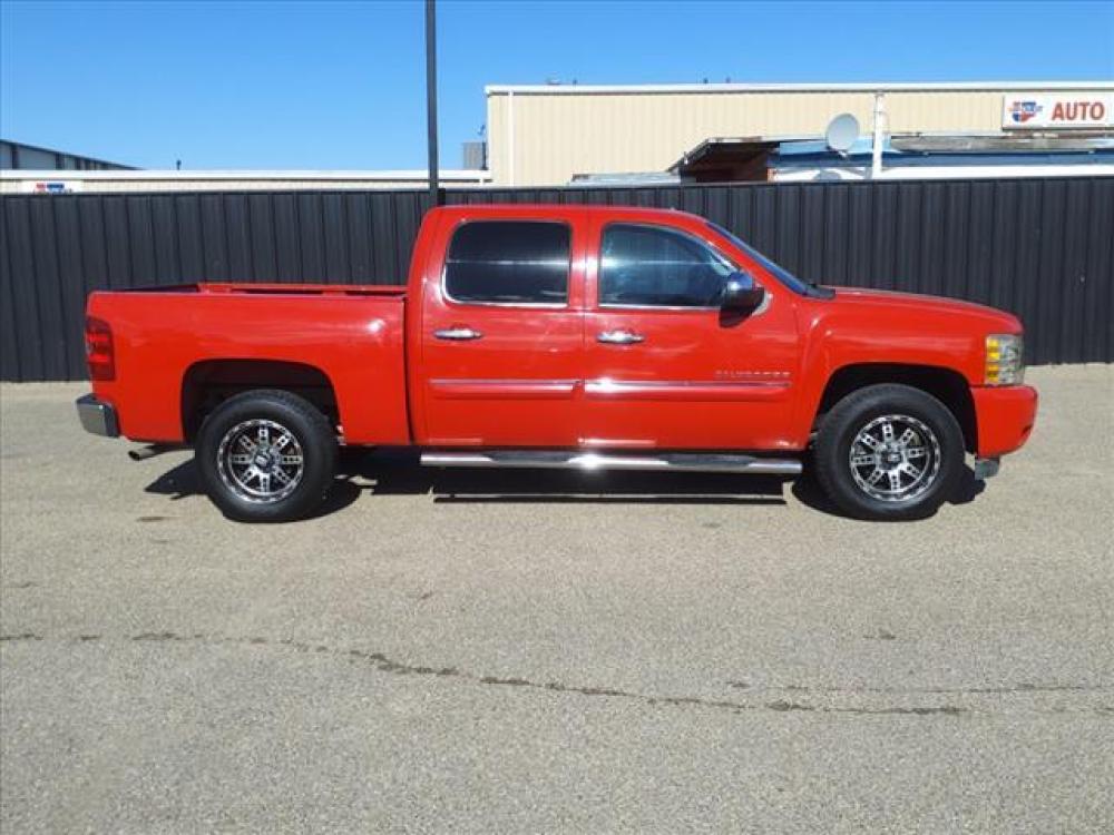 2011 Victory Red Chevrolet Silverado 1500 LT (3GCPCSE00BG) with an 5.3 8 Cylinder Sequential-Port F.I. engine, Automatic transmission, located at 1401 N. Hobart, Pampa, TX, 79065, (806) 665-9872, 35.549641, -100.971878 - Photo #2