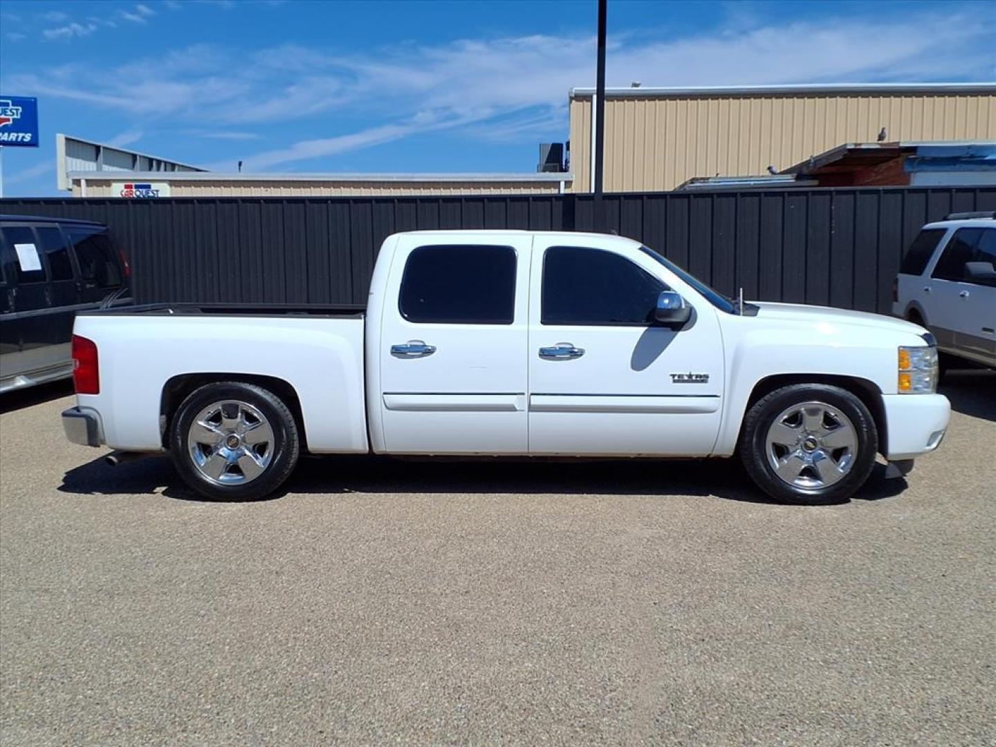 2009 Summit White Chevrolet Silverado 1500 LT (3GCEC23039G) with an 5.3L Iron Block 5.3L Flex Fuel V8 315hp 338ft. lbs. Fuel Injected engine, 6-Speed Shiftable Automatic transmission, located at 1401 N. Hobart, Pampa, TX, 79065, (806) 665-9872, 35.549953, -100.975098 - Photo#2