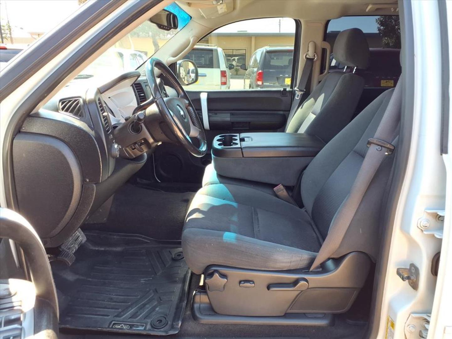 2009 Summit White Chevrolet Silverado 1500 LT (3GCEC23039G) with an 5.3L Iron Block 5.3L Flex Fuel V8 315hp 338ft. lbs. Fuel Injected engine, 6-Speed Shiftable Automatic transmission, located at 1401 N. Hobart, Pampa, TX, 79065, (806) 665-9872, 35.549953, -100.975098 - Photo#10