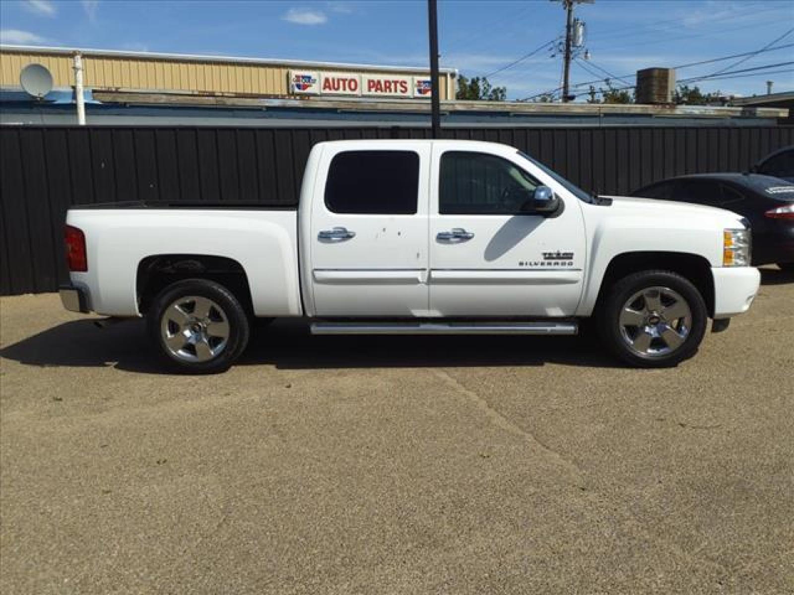 2009 Summit White Chevrolet Silverado 1500 LT (3GCEC23039G) with an 5.3L Iron Block 5.3L Flex Fuel Fuel Injected engine, 6-Speed Shiftable Automatic transmission, located at 1401 N. Hobart, Pampa, TX, 79065, (806) 665-9872, 35.549641, -100.971878 - Photo #2