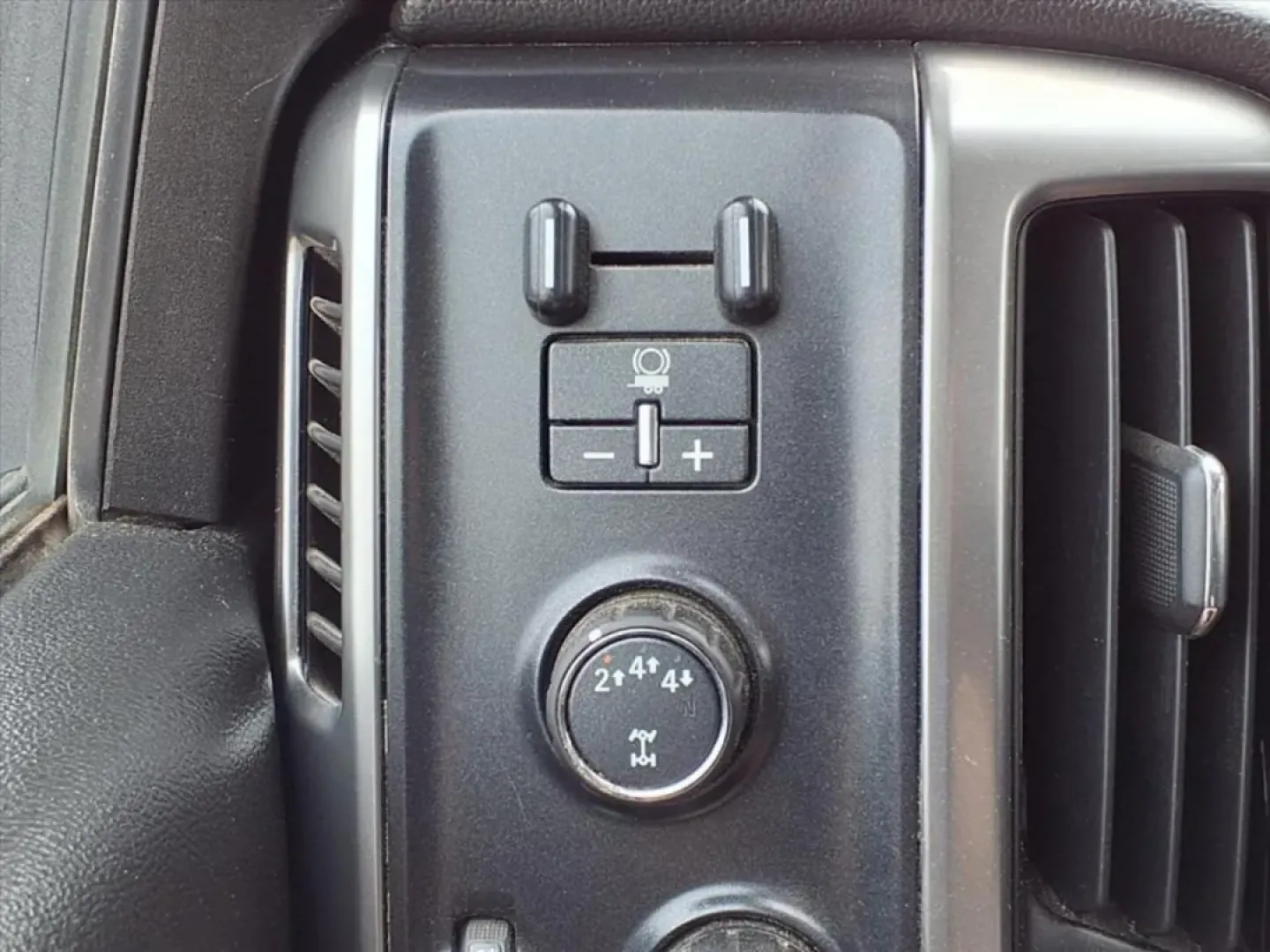 2017 Summit White Chevrolet Silverado 2500HD LTZ Crew Cab 4WD (1GC1KWEY7HF) with an Other engine, Automatic transmission, located at 1401 N. Hobart, Pampa, TX, 79065, (806) 665-9872, 35.549953, -100.975098 - **Unleash Your Adventurous Spirit with the 2017 Chevrolet Silverado 2500HD LTZ Crew Cab!**<br /> <br /> Are you ready to tackle the toughest jobs and weekend adventures with confidence? The 2017 Chevrolet Silverado 2500HD LTZ Crew Cab is your perfect partner for both work and play. With its impressi - Photo#11