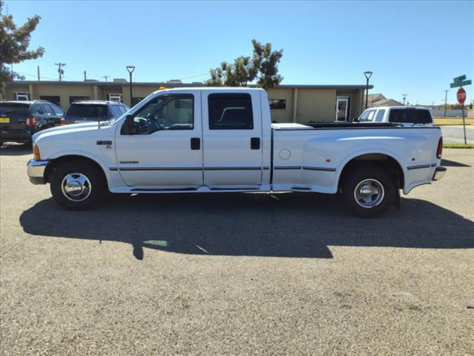 2000 Oxford White Clearcoat Ford F-350 Super Duty XLT (1FTWW32F9YE) with an Power Stroke 7.3L Diesel Direct Injection engine, 4-Speed Automatic transmission, located at 1401 N. Hobart, Pampa, TX, 79065, (806) 665-9872, 35.549641, -100.971878 - Photo #4