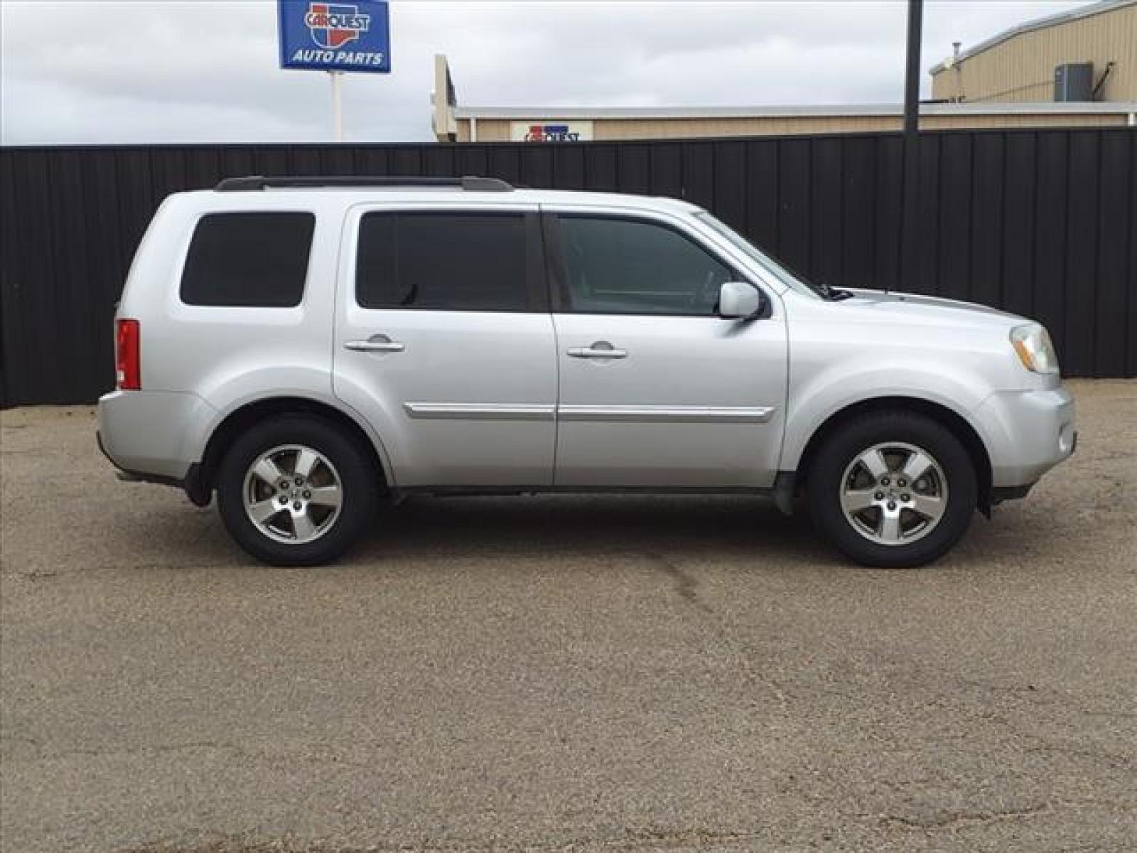 2011 Alabaster Silver Metallic Honda Pilot EX-L w/DVD (5FNYF4H65BB) with an 3.5L 3.5L V6 250hp 253ft. lbs. Sequential Multiport Fuel Injection engine, 5-Speed Automatic transmission, located at 1401 N. Hobart, Pampa, TX, 79065, (806) 665-9872, 35.549641, -100.971878 - Photo #2