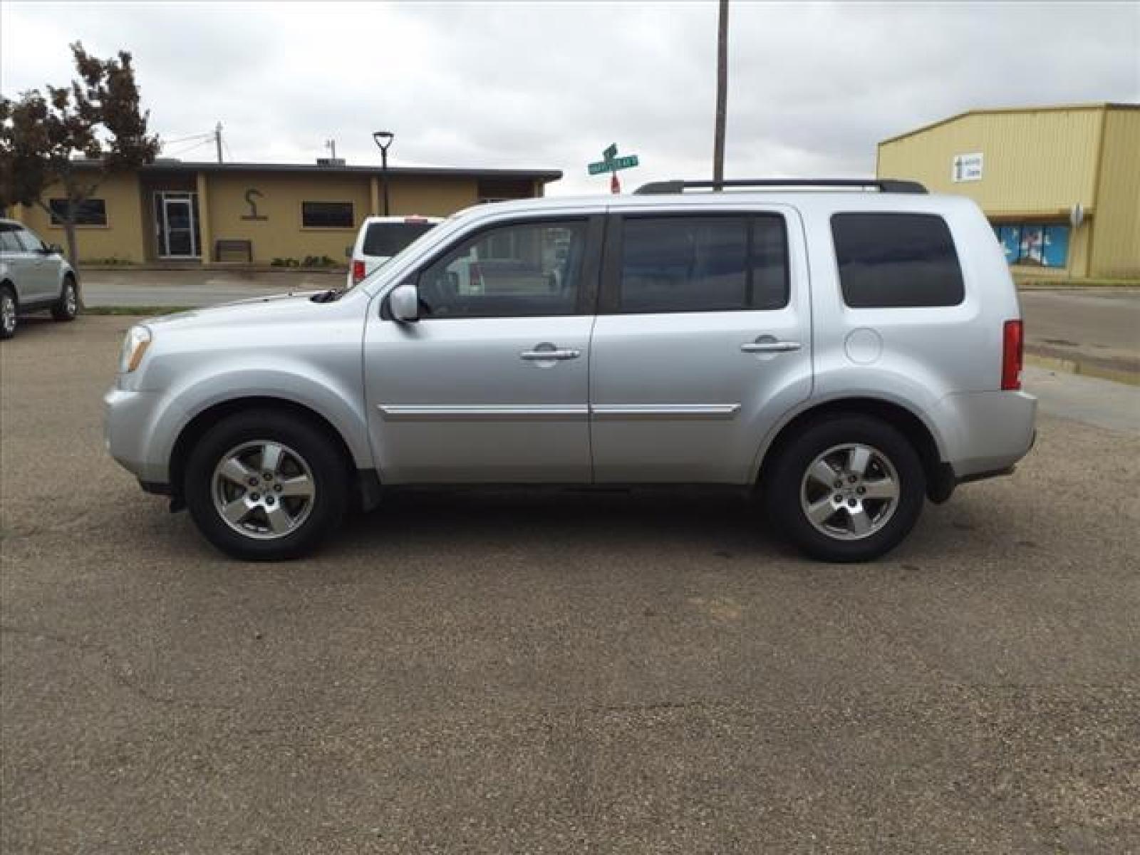 2011 Alabaster Silver Metallic Honda Pilot EX-L w/DVD (5FNYF4H65BB) with an 3.5L 3.5L V6 250hp 253ft. lbs. Sequential Multiport Fuel Injection engine, 5-Speed Automatic transmission, located at 1401 N. Hobart, Pampa, TX, 79065, (806) 665-9872, 35.549641, -100.971878 - Photo #4