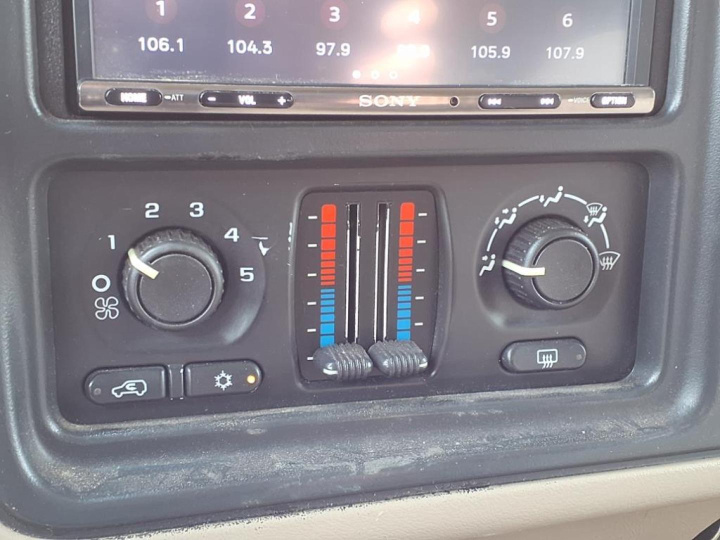 2004 Sandstone Metallic Chevrolet Silverado 2500 LS (1GCGK23U64F) with an 6.0L 6.0L V8 300hp 360ft. lbs. Fuel Injected engine, Automatic transmission, located at 1401 N. Hobart, Pampa, TX, 79065, (806) 665-9872, 35.549953, -100.975098 - Photo#6