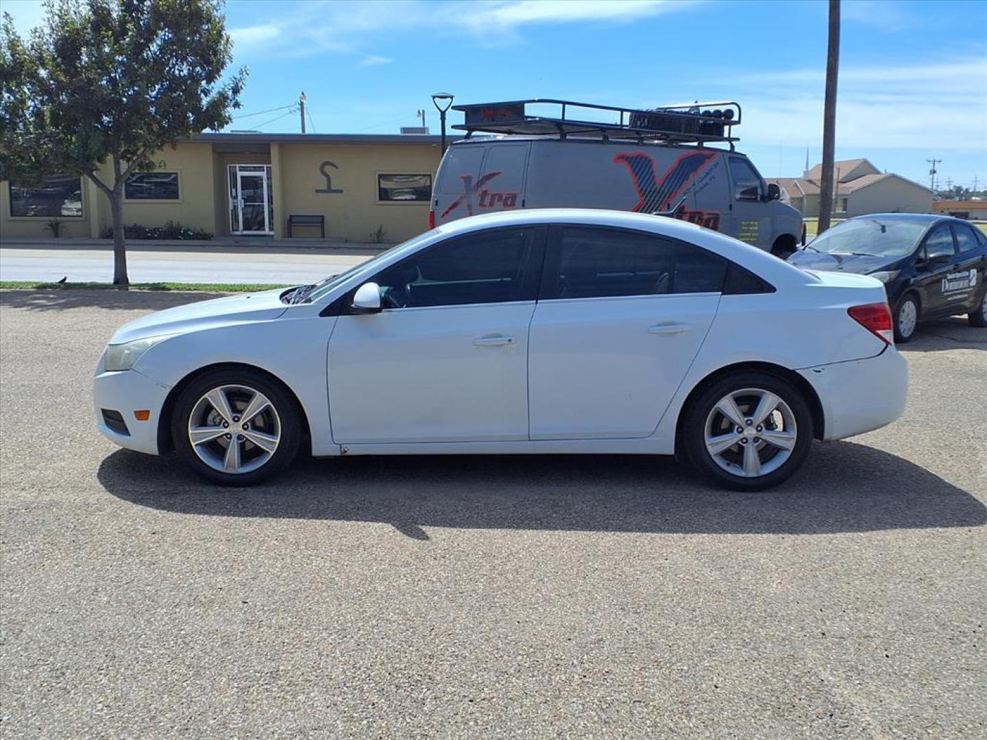 2014 Summit White Chevrolet Cruze 2LT Auto (1G1PE5SB1E7) with an 1.4L Ecotec 1.4L Turbo I4 138hp 148ft. lbs. Sequential Multiport Fuel Injection engine, 6-Speed Shiftable Automatic transmission, located at 1401 N. Hobart, Pampa, TX, 79065, (806) 665-9872, 35.549953, -100.975098 - Photo#4