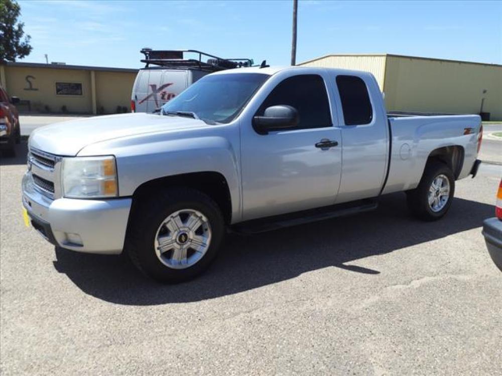 2011 Doeskin Tan Chevrolet Silverado 1500 LT (1GCRKSE34BZ) with an 5.3 8 Cylinder Sequential-Port F.I. engine, Automatic transmission, located at 1401 N. Hobart, Pampa, TX, 79065, (806) 665-9872, 35.549641, -100.971878 - Photo #4