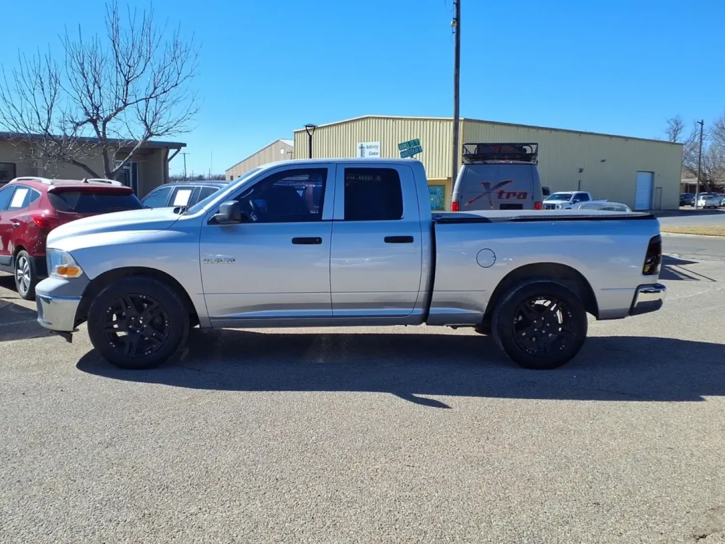 2010 Bright Silver Metallic Clear Coat Ps2 Dodge RAM 1500 (1D7RB1GK9AS) with an 3.7L engine, Automatic transmission, located at 1401 N. Hobart, Pampa, TX, 79065, (806) 665-9872, 35.549953, -100.975098 - Need a dependable truck for the daily grind in the Texas Panhandle-hauling supplies to the jobsite, towing a small trailer for weekend projects, or loading up for a Lake Meredith getaway? This **2010 Dodge Ram 1500 Laramie Quad Cab 2WD** is built for real life: roomy for passengers, practical for wo - Photo#4